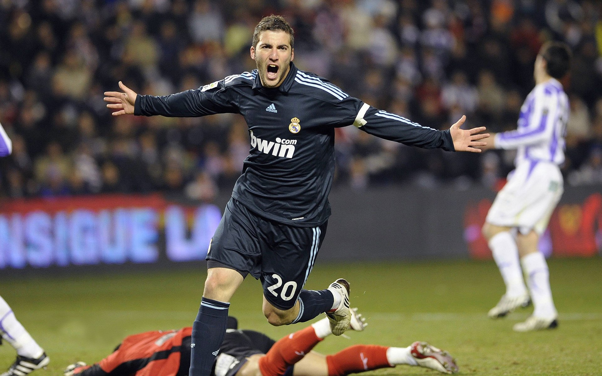 利物浦在欧冠赛场逐步推进，冲击更高荣誉